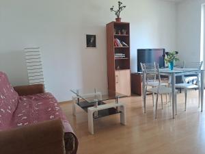 een woonkamer met een tafel en een eetkamer bij apartmán Peškova in Olomouc