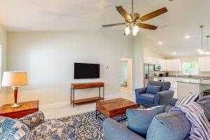 ein Wohnzimmer mit einem Sofa und einem Flachbild-TV in der Unterkunft A Place in the Sun in Ocala