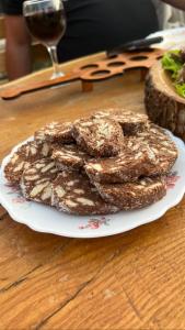 een stapel koekjes op een bord op een tafel bij Hanu lu’ Vasile in Breb