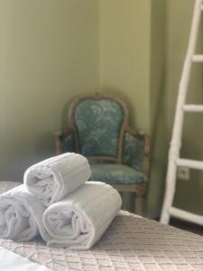 a stack of towels on a table with a chair at Auberge U Mulinu in Casalabriva