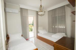 Duas camas num quarto com uma janela em Lia Apartment em Perea