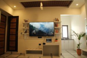 TV a/nebo společenská místnost v ubytování Nivasa by Nautiyals