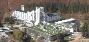 una vista aerea di un grande edificio bianco con molto di Planinka a Kursumlijska Banja