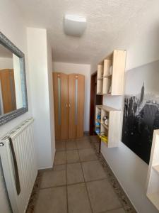 ein Zimmer mit einem Flur mit einer Tür und einem Fliesenboden in der Unterkunft Stilvolles Ferienhaus mit Garten für 6 Personen in Dippoldiswalde