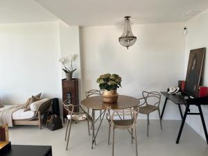 a living room with a table and chairs and a couch at Faro 3 in Torredembarra