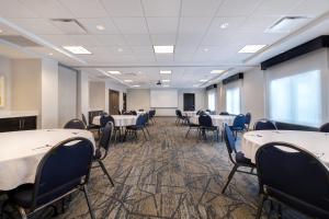 una sala de conferencias con mesas, sillas y una pizarra en Holiday Inn Express & Suites - Kansas City KU Medical Center, an IHG Hotel en Kansas City