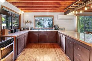 een grote keuken met houten kasten en houten vloeren bij The Bower in Merrijig +3 foto's