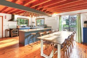 een keuken met een tafel en stoelen in een kamer bij The Bower in Merrijig