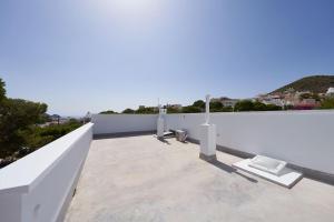 a rooftop with solar panels on the roof at Eryan II in San José