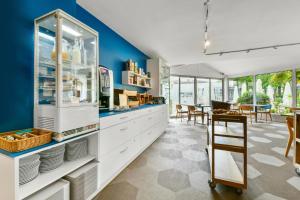 Η κουζίνα ή μικρή κουζίνα στο Logis Hôtel & Restaurant Ludik