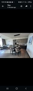 イスタンブールにあるAddress residence by emmarのソファとテーブルのあるリビングルーム
