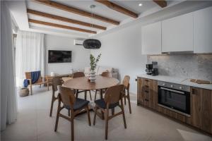 uma cozinha e sala de jantar com mesa e cadeiras em Stefi Villas - Deluxe Pool Bliss Retreats em Anópolis