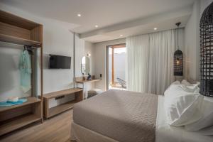 um quarto de hotel com uma cama e uma televisão em Stefi Villas - Deluxe Pool Bliss Retreats em Anópolis