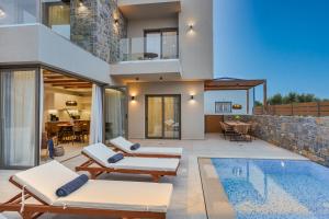 uma villa com uma piscina e uma casa em Stefi Villas - Deluxe Pool Bliss Retreats em Anópolis