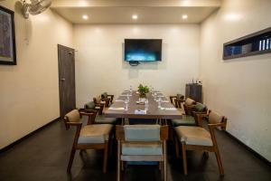 ein Esszimmer mit einem langen Tisch und Stühlen in der Unterkunft Hotel Rama Heritage in Nashik