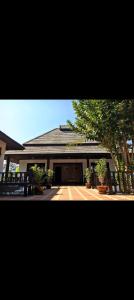 El edificio en el que está la habitación en casa particular