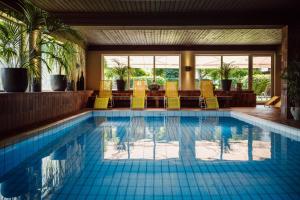 Bazén v ubytování Das gemütliche Dorfhotel Kaltenhauser nebo v jeho okolí