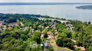 una vista aérea de una pequeña ciudad con un lago en Snug Stays - Traumhafter Seeblick, 2 Zi Apartment, Garten & Terrasse en Herrsching am Ammersee