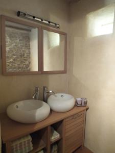a bathroom with a sink and a mirror at Gîte de charme Floréales Les Myosotis in Asnelles