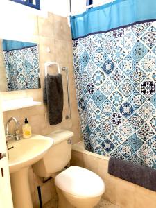 La salle de bains est pourvue de toilettes, d'un lavabo et d'une douche. dans l'établissement 603 Agia Napa Center, à Ayia Napa