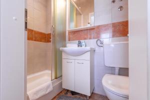 Koupelna v ubytování Sweet triple room in Makarska
