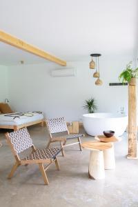 uma sala de estar com 2 cadeiras e uma banheira em VIBE LUXURY CABINS em Arnuero