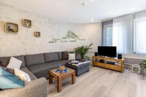 a living room with a couch and a tv at Für Traufgängerle in Albstadt