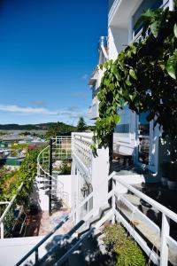 Casa blanca con barandilla blanca y balcón en Thu Linh Villa, en Da Lat
