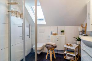 uma casa de banho com um WC e um lavatório em Fewo-Keinath em Winterlingen
