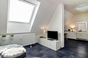 um quarto com uma clarabóia e uma grande janela em Fewo-Keinath em Winterlingen