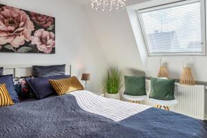 um quarto com uma cama e 2 cadeiras verdes em Fewo-Keinath em Winterlingen