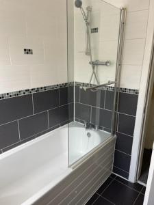 La salle de bains est pourvue d'une baignoire et d'une douche en verre. dans l'établissement Marks Place, à Liverpool