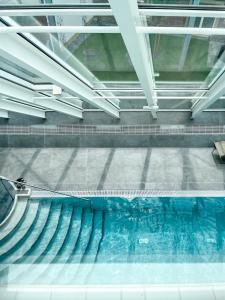 una piscina de agua en un edificio con escaleras en Kaiserhof Victoria, en Bad Kissingen