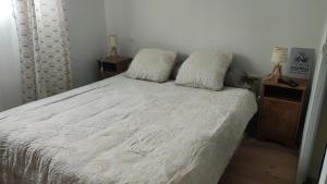 Un pat sau paturi într-o cameră la Location Chambre(s) avec Douche