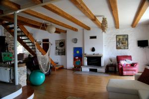 Una sala de estar con un sofá y una chimenea. en Eco Residence Rokotovi, en Stari Grad