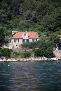 une maison sur la rive d'une masse d'eau dans l'établissement Eco Residence Rokotovi, à Stari Grad