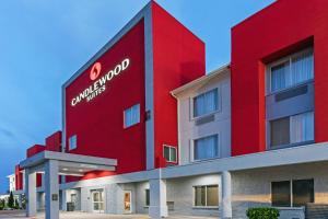 un edificio rojo con un letrero. en Candlewood Suites DFW Airport North - Irving by IHG, en Irving