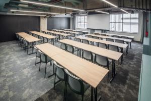 MONTOWNIA Lofts & Experience商务区和/或会议室