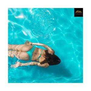 une femme flotte dans une piscine dans l'établissement B&B Monte di Bù, à Bagno Roselle