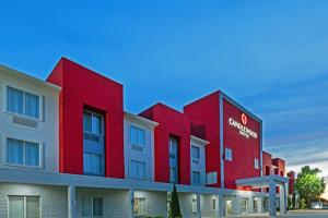 een rood gebouw met een bord aan de zijkant bij Candlewood Suites DFW Airport North - Irving, an IHG Hotel in Irving