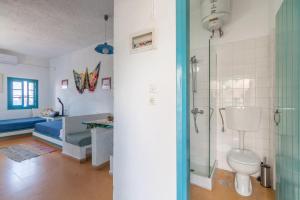 Vonios kambarys apgyvendinimo įstaigoje Sea view _ Cycladic Style House _ Steps to Sea