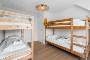a room with two bunk beds and a lamp at Villa Maria Villa aan zee met privé parking 8p in Nieuwpoort
