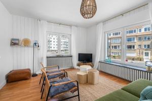 a living room with a couch and a tv at Villa Maria Villa aan zee met privé parking 8p in Nieuwpoort