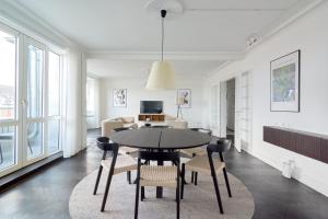una sala da pranzo con tavolo e sedie di Beautiful 3 Bedroom Flat Near Shopping & Metro a Copenaghen