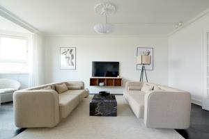 sala de estar con 2 sofás y TV en Beautiful 3 Bedroom Flat Near Shopping & Metro, en Copenhague