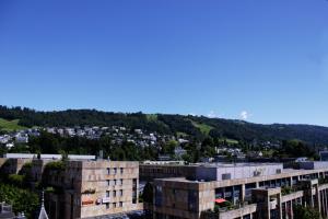 vistas a una ciudad con edificios y árboles en Nest - Baarerstrasse 45, en Zug