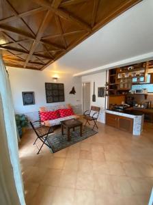 - un salon avec un canapé et une table dans l'établissement Villa Bliss Nest, à Nainital