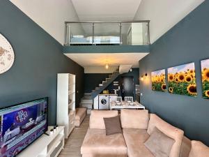 TV a/nebo společenská místnost v ubytování ALF Apartments & Lofts