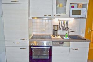 Η κουζίνα ή μικρή κουζίνα στο Zum Leuchtturm 10 Ferienwohnung Bi dat Blinkfuer +6 φωτογραφίες