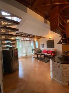 - un grand salon avec un canapé et une table dans l'établissement Villa Bliss Nest, à Nainital